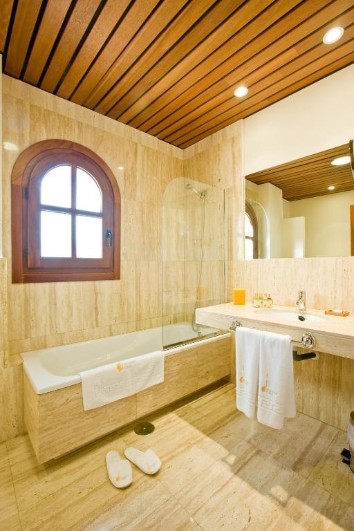 Bodegas Hacienda Albae Guest House Argamasilla De Alba Bilik gambar